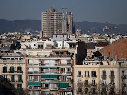 Edificios de vivienda en Barcelona, con la Sagrada Familia de fondo, en una imagen de febrero.