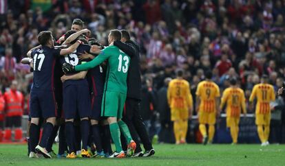 Los jugadores del Atlético de Madrid celebran su pase a semifinales de la Champions tras ganar al Barcelona.