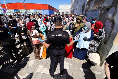 Un grupo de marroquíes esperan para poder pasar a Marruecos a través de la frontera de Melilla, el pasado mayo.
