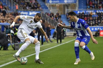 Benzema, en un lance del encuentro, controla el esférico ante Navarro.