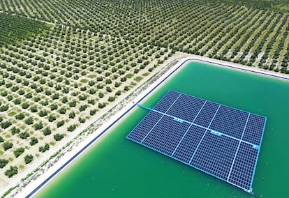 La planta fotovoltaica flotante de Castillo de Canena se encuentra en el Cortijo Conde de Guadiana, en Úbeda (Jaén).