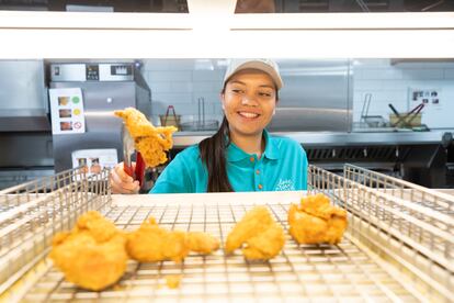 La labor del personal de cocina es fundamental en el proceso de elaboración. Se encargan de rebozar a mano el pollo diariamente. 