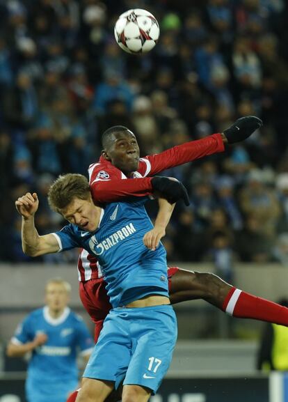 Guilavogui pelea un balón con Shatov.