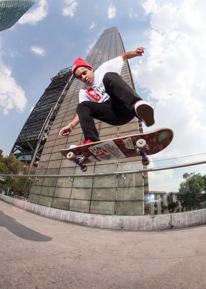 Hugo Zurita hace un 'switch heelflip' en el monumento Estela de Luz. "Nosotros pensábamos que este sitio era un lugar tonto para patinar, pero descubrimos que el suelo es perfecto, es puro mármol, lo mejor que puede haber", explica Alonso Leal.