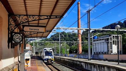 Un tren accede a la estación de Karrantza (Bizkaia).