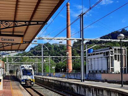 Un tren accede a la estación de Karrantza (Bizkaia).