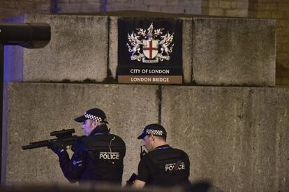 Dos agentes armados acordonan el perímetro en torno al London Bridge donde se produjeron en la noche del sábado los dos ataques terroristas.