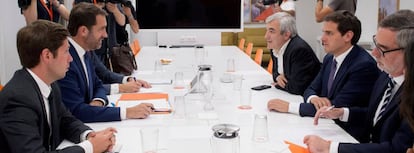 El presidente de Ciudadanos, Albert Rivera, y el secretario general de la formación, José Manuel Villegas, durante la reunión que han mantenido con Christophe Castaner (2i), presidente de la La Republique En Marche!