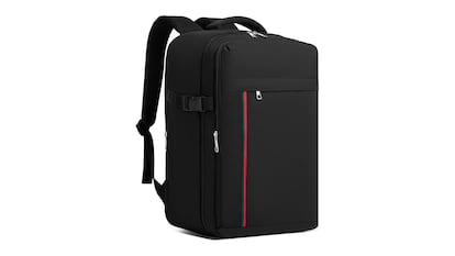 Mochila de viaje sobre fondo blanco.