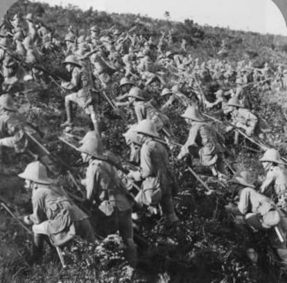 Tropas británicas en su avance hacia Galípoli el 6 de agosto de 1915