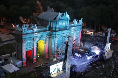Ambiente en la madrileña Plaza de la Independencia, con la Puerta de Alcalá en el centro, durante el momento del seguimiento de las votaciones de la 125 sesión del Comité Olímpico Internacional (COI).