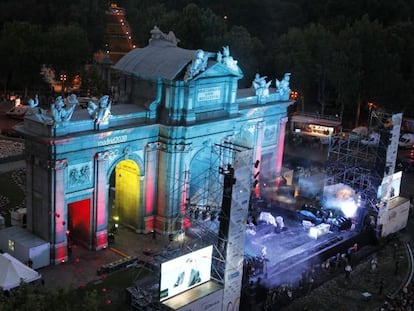 Ambiente en la madrile&ntilde;a Plaza de la Independencia, con la Puerta de Alcal&aacute; en el centro, durante el momento del seguimiento de las votaciones de la 125 sesi&oacute;n del Comit&eacute; Ol&iacute;mpico Internacional (COI).