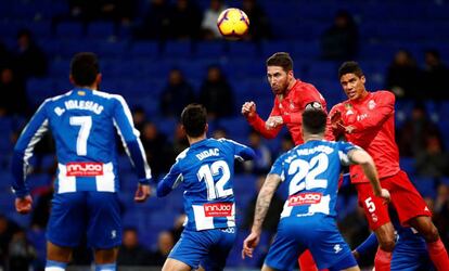 Sergio Ramos remata de cabeza.