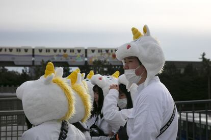 Um grupo de estudantes protegidos com máscaras do lado de fora da Disneylândia japonesa, perto de Tóquio, em 28 de fevereiro.