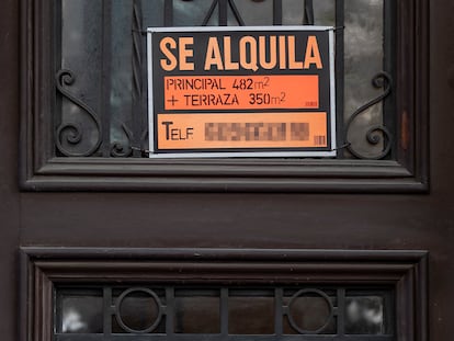 Cartel de alquiler en la puerta de una finca en Barcelona.