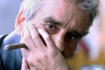 El poeta español Leopoldo María Panero durante una entrevista en el hotel bar Las Palmas