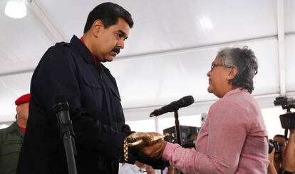 Maduro condecora a Tibisay Lucena tras conocerse las sanciones de EEUU.