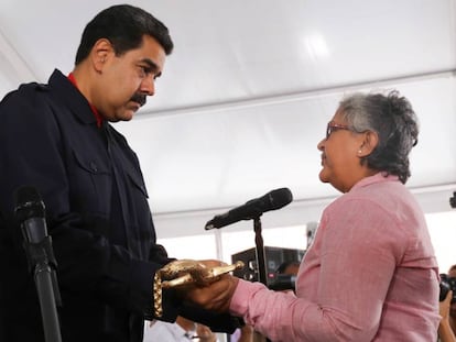 Maduro condecora a Tibisay Lucena tras conocerse las sanciones de EEUU.