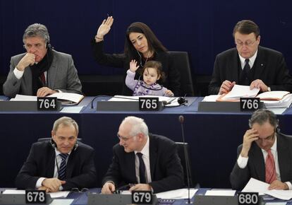 Licia Ronzulli vota en una sesión del Parlamento Europeo con su hija Vittoria (2013).