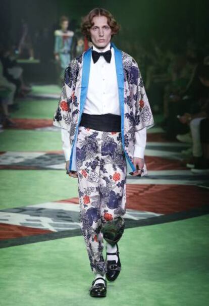 De cara a la próxima primavera Gucci, propone lucir batines con motivos orientales sobre el esmoquin.