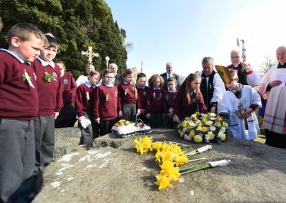 Ofrenda floral en la tumba de San Patricio en la catedral de Downpatrick, en Irlanda del Norte.