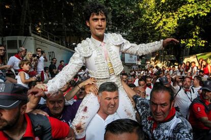 Miguel Abellan sale a hombros de la plaza de toros de Pamplona al cortar dos orejas. 