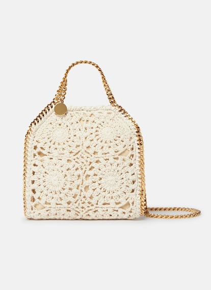 Inspirándose en el espíritu ‘hippy’, Stella McCartney versiona su icónico modelo ‘Falabella’ en crochet, manteniendo, eso sí, su característica cadena, en dorado. 950 €