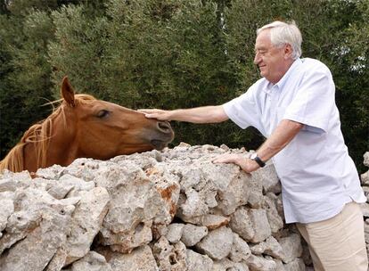 'Lluvia roja' (Siruela) es su nuevo libro. El escritor holandés evoca  los años y motivos que lo llevaron a ser un eterno viajero, cuándo descubrió España (ha escrito El desvío a Santiago) y cómo es su vida veraniega en la isla de Menorca donde el cuidado del jardín y su relación con el entrono es importante.