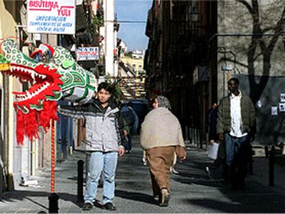Tres vecinos de Lavapiés de distintas culturas, la pasada semana en el barrio madrileño.