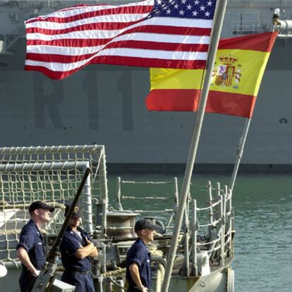 Popas de la fragata española <i>Navarra</i> y la estadounidense <i>Nicholas</i>, en la base de Rota.