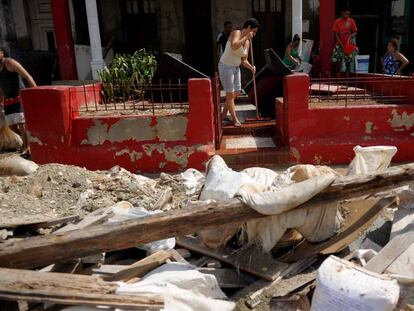 Vecinos de La Habana limpian escombros de sus terrazas.