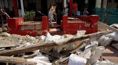 Vecinos de La Habana limpian escombros de sus terrazas.