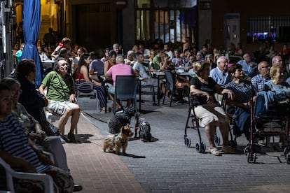 Los vecinos de Geldo asisten a la representación en la plaza del pueblo.