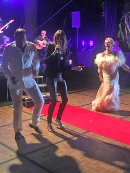 Félix Revuelta y su esposa Luisa Rodríguez Maroto, bailando con Carla Bruni en 2019.