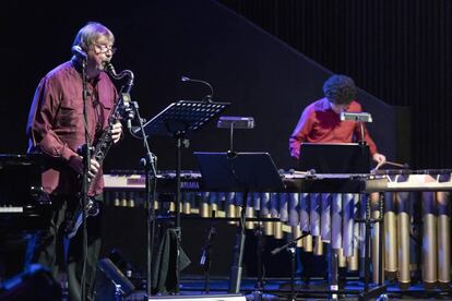 John Surman (izquierda), junto con Rob Waring, en un momento del concierto.