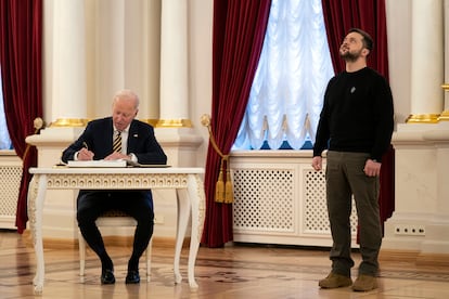 El presidente estadounidense tiene prevista una visita a Polonia el martes para reunirse con su homólogo polaco, Andrzej Duda, y los líderes del llamado grupo de Bucarest. En la imagen, Biden firma en el libro de visitas.