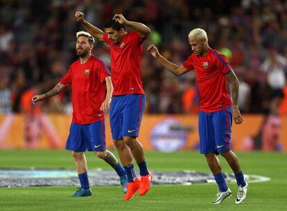 Messi, Su&aacute;rez y Neymar, en un calentamiento del Barcelona.