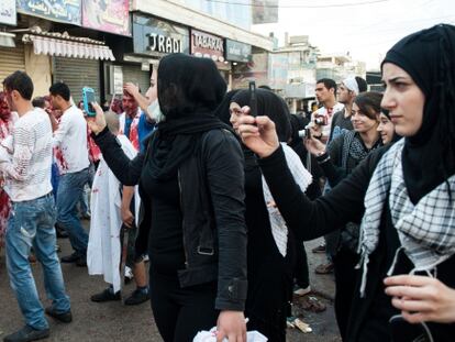 Un grupo de chicas fotograf&iacute;an a participantes en el d&iacute;a de Ashura.