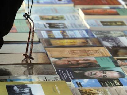 Un visitante en la Feria del Libro de Madrid ojeaba ayer títulos.