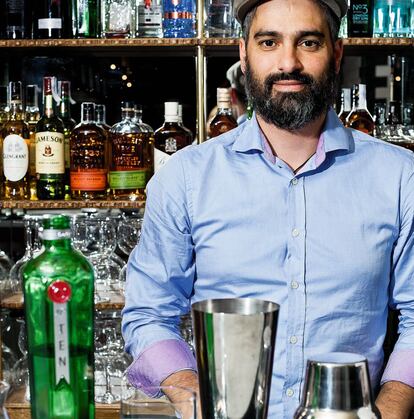 Este argentino comenzó a hacer combinados para sacarse un dinero mientras estudiaba Comercio Exterior. Se dio a conocer en España detrás de la barra del Arola-Gastro, fundó la coctelería Le Cabrera y ahora gestiona la consultoría Twist de Naranja. Es responsable de la “oferta líquida” del establecimiento ‘gourmet’ madrileño Platea y de varios hoteles NH, entre ellos el renovado Eurobuilding. Además, planea abrir su propio espacio el próximo año.