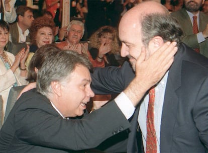 Un año después de perder las elecciones generales contra el Partido Popular, el PSOE celebró su XXXIV Congreso Federal. Felipe González anunció que no se presentaría a la reelección como secretario general. Su lugar lo ocupó Joaquín Almunia.