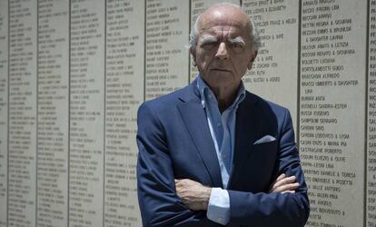 Juan Carlos Sanz Briz, ante el Muro de los Justos entre las Naciones del Museo del Holocausto de Jerusalén.