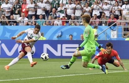 Javier Hernandez 'Chicharito' marca el segundo gol del equipo mexicano.