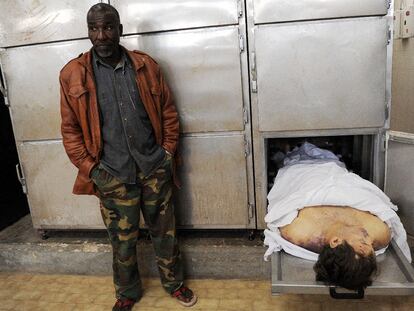 Un hombre junto al cadáver del exmilitar francés en la morgue de Bengasi.