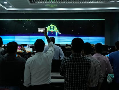 People watch the live telecast of the landing of Chandrayaan-3, at the Integrated Command Control Centre (ICCC) in Varanasi, India, Wednesday, Aug. 23, 2023. India has landed a spacecraft near the moon's south pole, an unchartered territory that scientists believe could hold vital reserves of frozen water and precious elements, as the country cements its growing prowess in space and technology. (AP Photo/Rajesh Kumar Singh)


Associated Press/LaPresse
Only Italy and Spain
