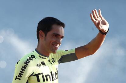 Contador saluda a los aficionados en la presentación de la Vuelta.