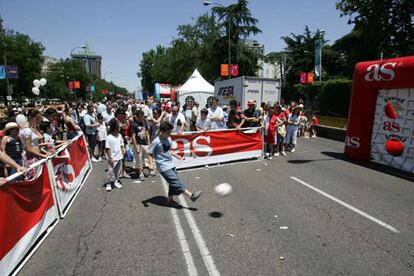 Entre las once de la mañana y las siete de la tarde, los carriles centrales del eje de la Castellana y Recoletos, entre las plazas del Doctor Marañón y Cibeles, han reunido 16 actividades deportivas, seis zonas de juegos y atracciones infantiles, cuatro carpas de Madrid 2012, cinco escenarios y ocho casetas de casas regionales. En esos más de dos kilómetros se han podido practicar 16 deportes y presenciar las exhibiciones que realizarán distintos deportistas olímpicos.