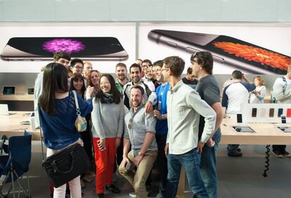 Clientes posan después de comprar el iPhone6 en una tienda de Apple en Palo Alto, California (EE.UU.)