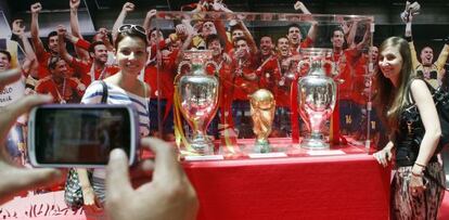 Una seguidora de La Roja posa con los trofeos.