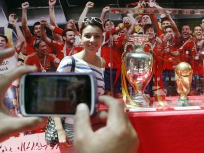 Una seguidora de La Roja posa con los trofeos.